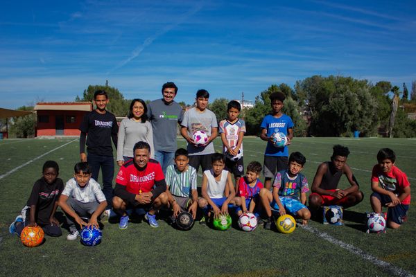 Niños del Distrito Carolina y Harmony School unidos por el fútbol