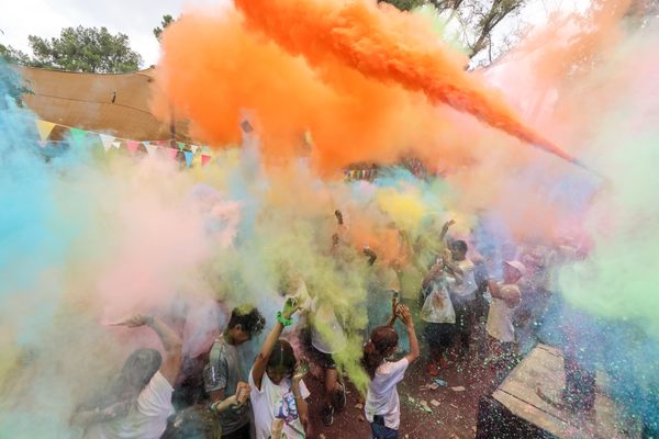 Invade nube de colores a los Dragones en el Carolina Color Fest